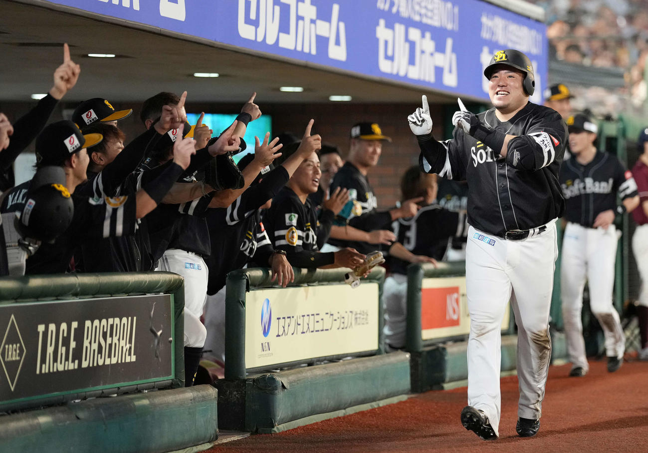 楽天対ソフトバンク　8回表ソフトバンク2死一塁、左越え2点本塁打を放ち、ベンチ前でポーズを取る山川（撮影・鈴木みどり）