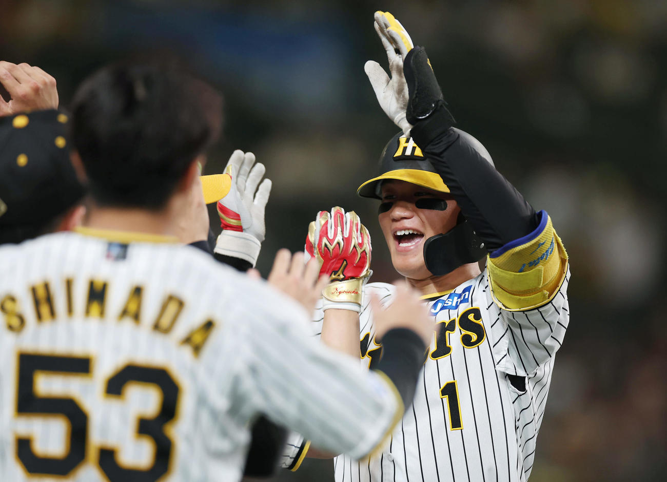 阪神対巨人　8回裏阪神無死、左中間へ本塁打を放ち、ナインに迎えられる森下（撮影・前田充）