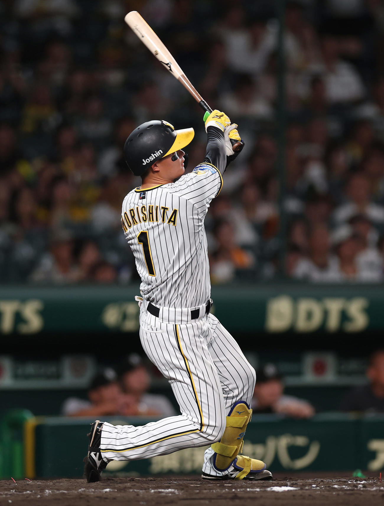 阪神対巨人　8回裏阪神無死、左中間へ本塁打を放つ森下（撮影・前田充）