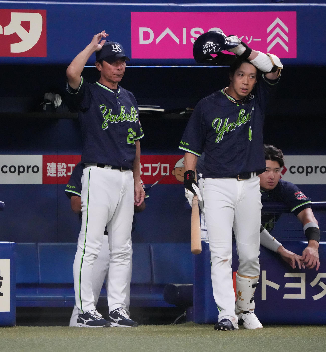 中日対ヤクルト　9回表ヤクルト無死一塁、代走を告げる高津監督（左）（撮影・森本幸一）