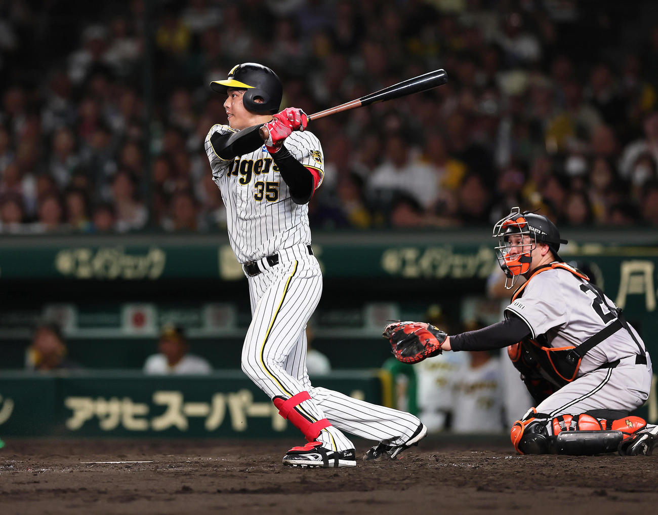阪神隊巨人　5回裏阪神2死一塁、才木は左前打を放つ（撮影・足立雅史）