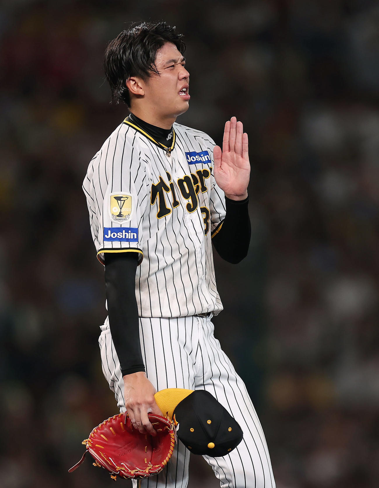 阪神対巨人　7回表巨人1死満塁、打者丸を迎えたところで降板となり、交代する桐敷に謝る才木（撮影・前田充）