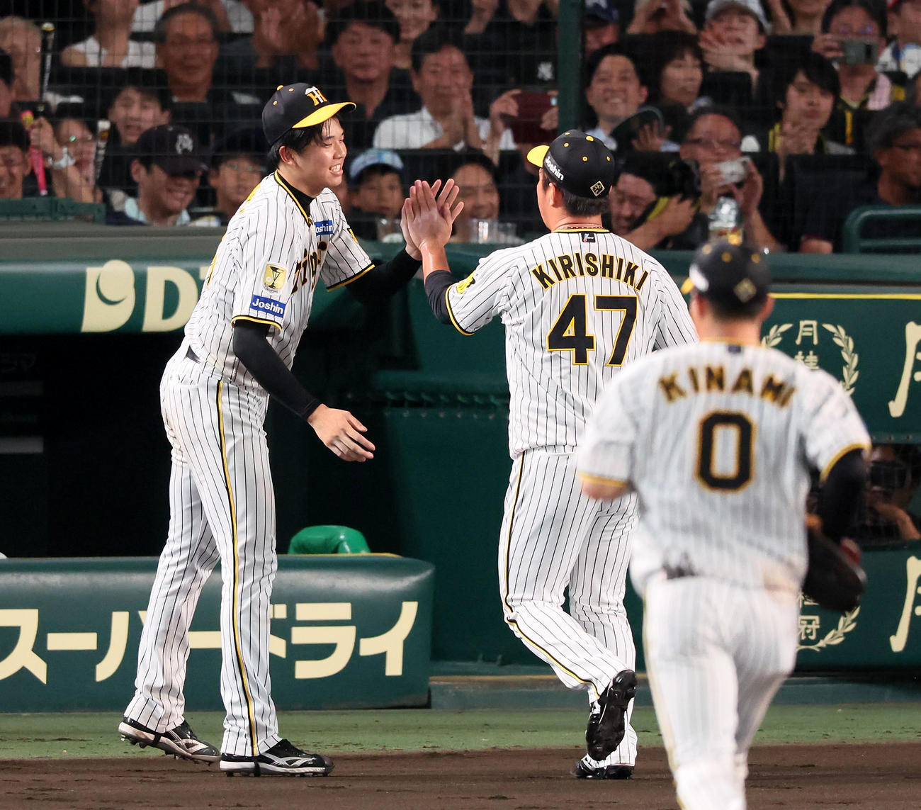 阪神対巨人　7回表巨人2死一、三塁、代打坂本を三振に仕留めた桐敷（右）を出迎える才木（撮影・加藤哉）