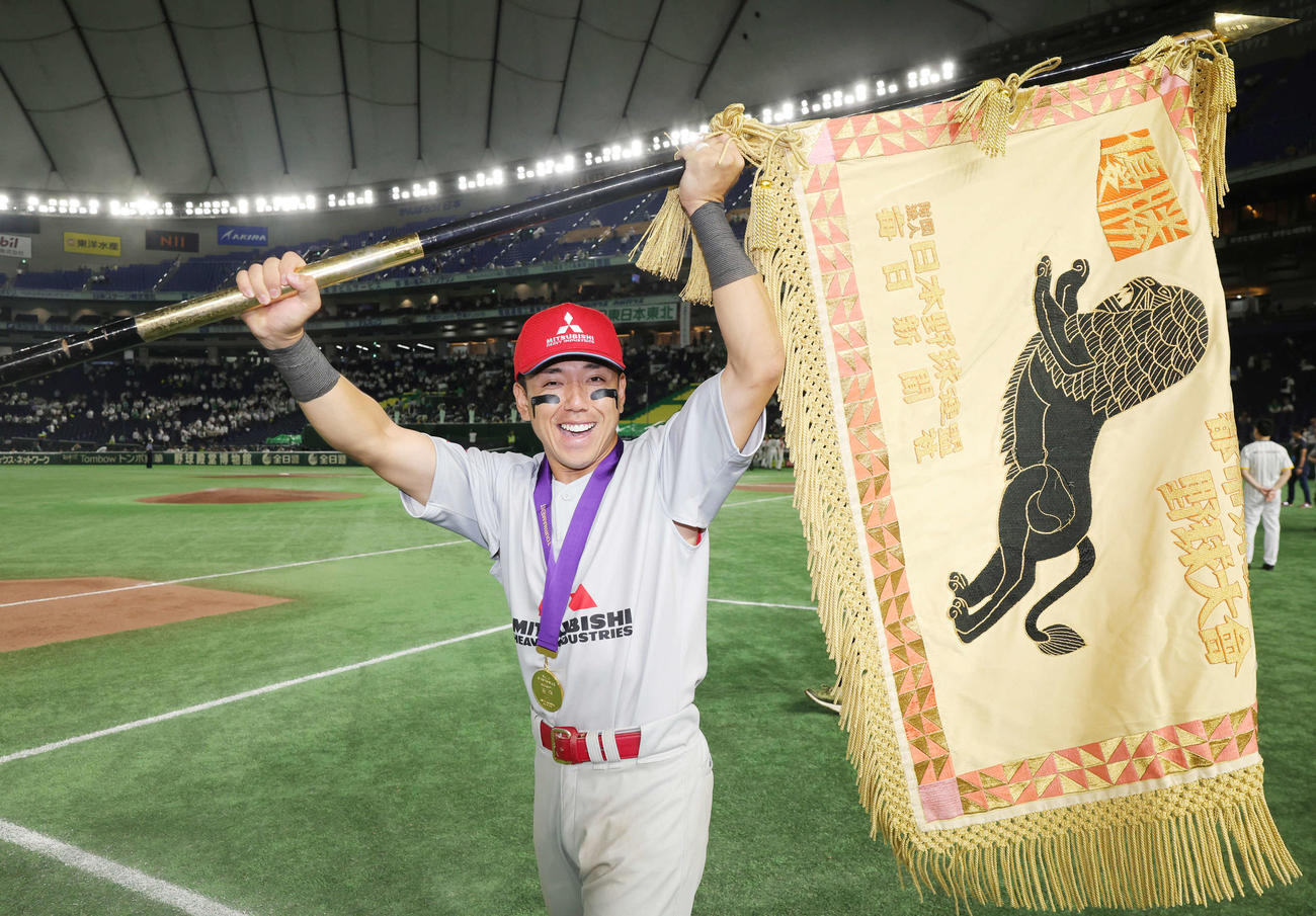 JR東日本東北対三菱重工East　優勝し黒獅子旗を手に喜ぶ三菱重工East・矢野（撮影・野上伸悟）