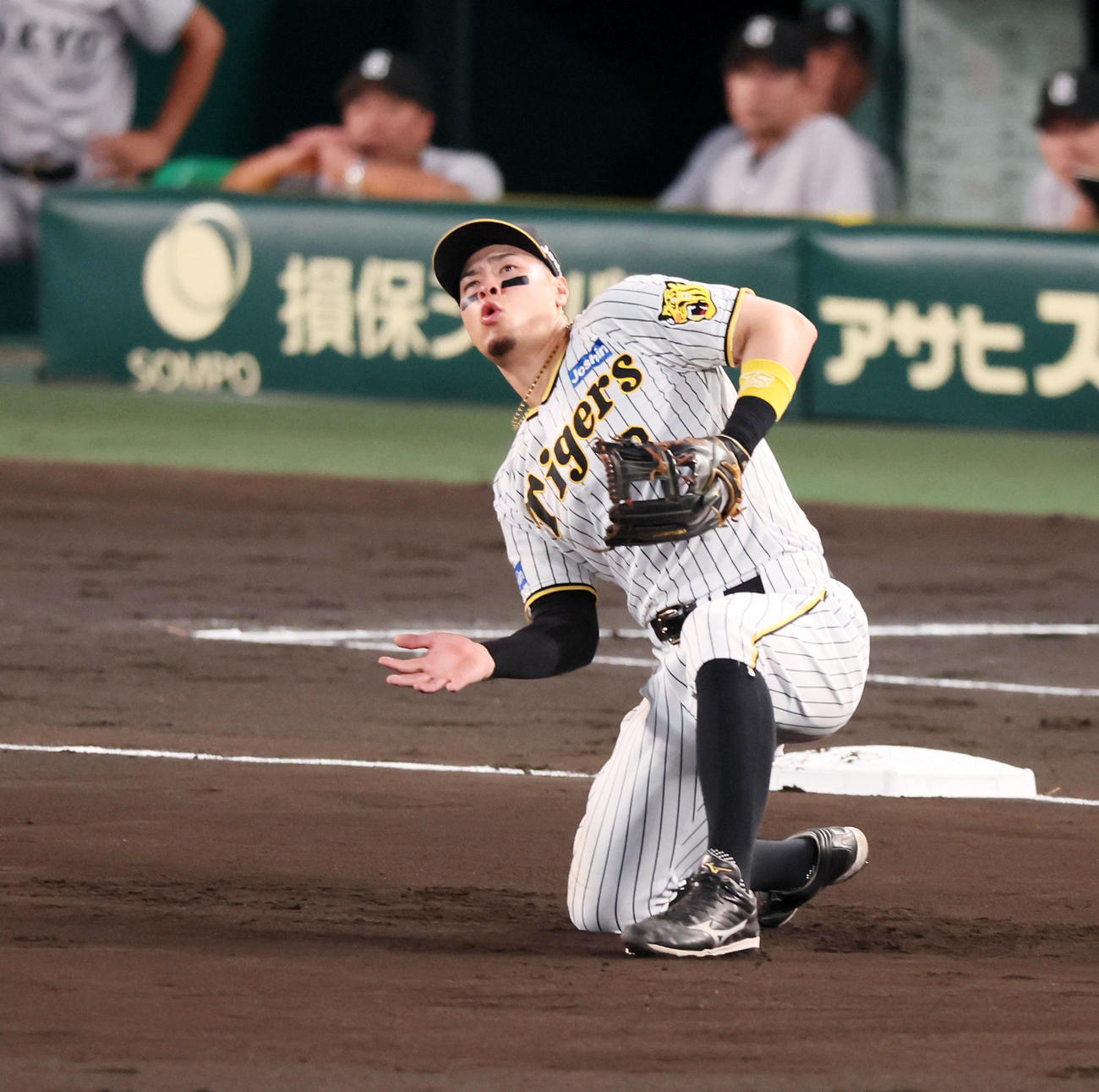 阪神対巨人　4回表巨人2死、佐藤輝は岸田の打球を後逸する（撮影・加藤哉）