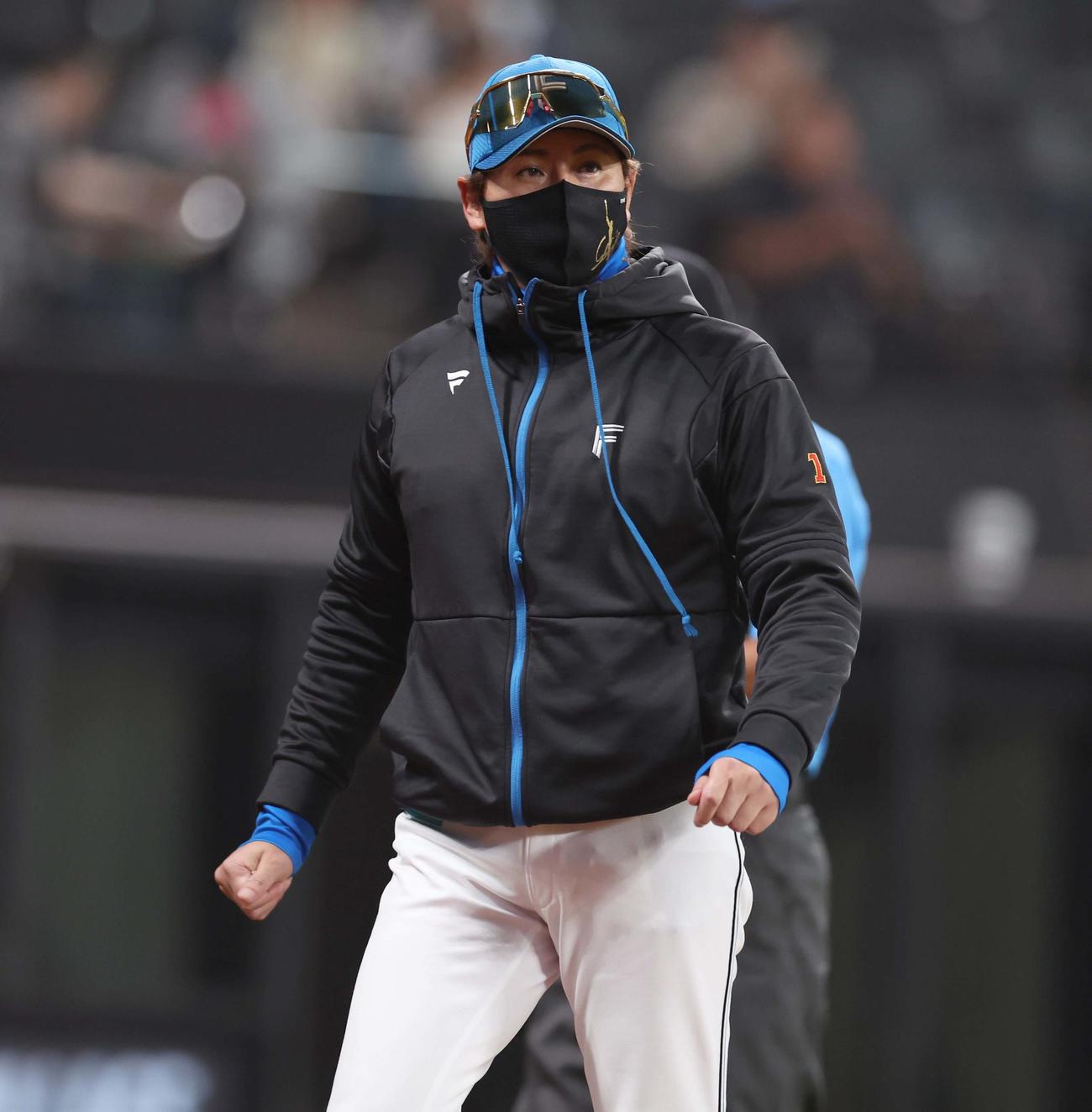 日本ハム対オリックス　選手交代を告げる新庄監督（撮影・黒川智章）
