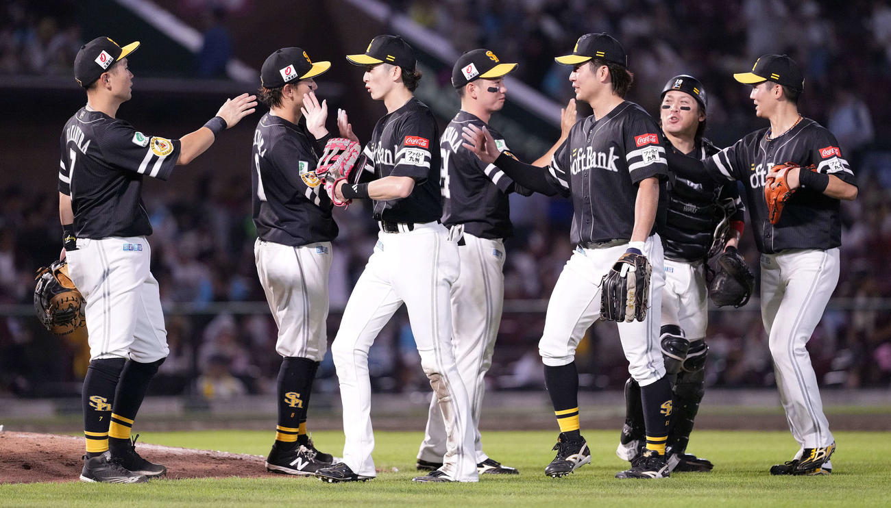 楽天対ソフトバンク　楽天に勝利し、タッチを交わすソフトバンクナイン（撮影・鈴木みどり）