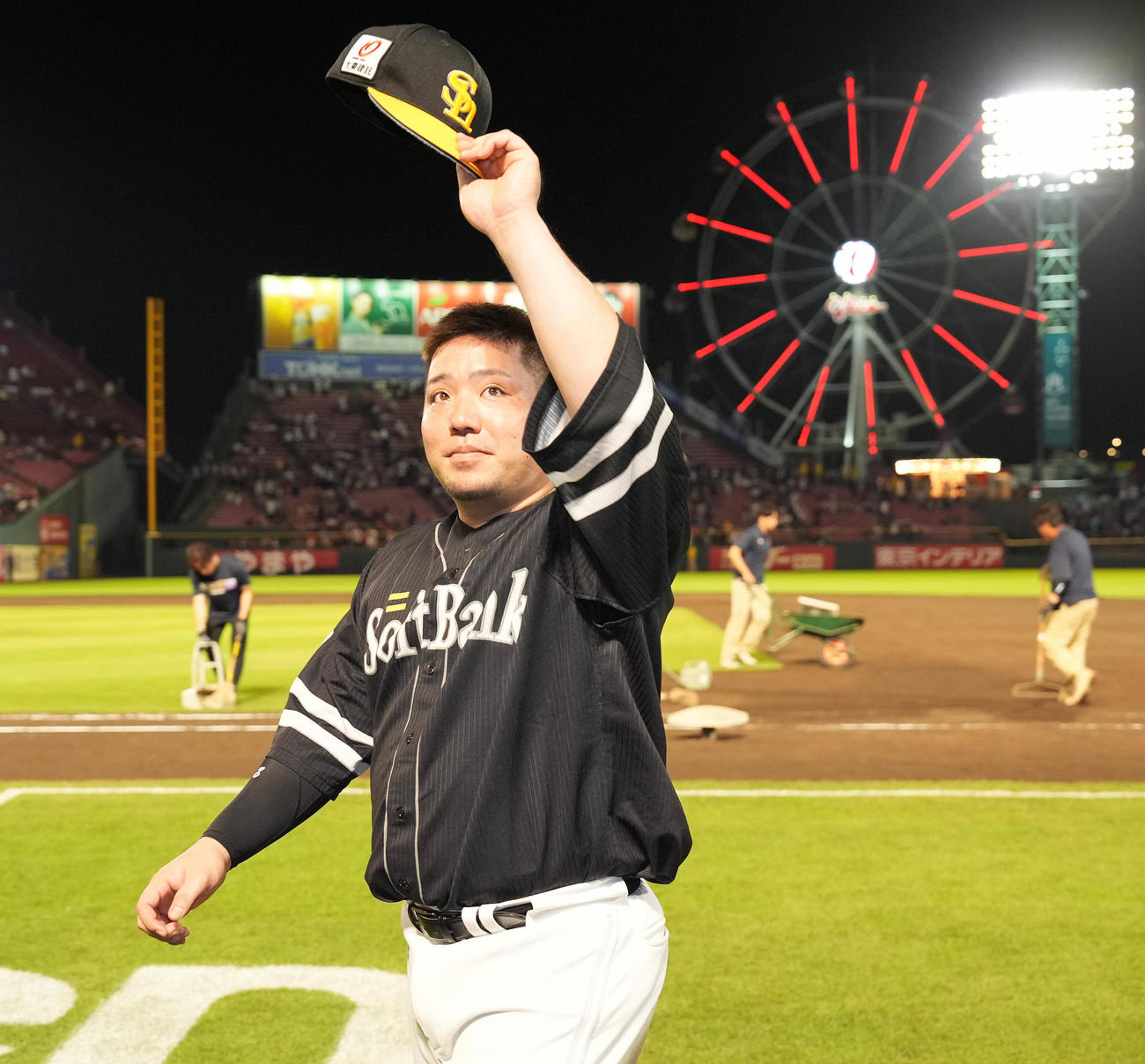 楽天対ソフトバンク　楽天に勝利し、ファンの声援に応えるソフトバンク山川（撮影・鈴木みどり）