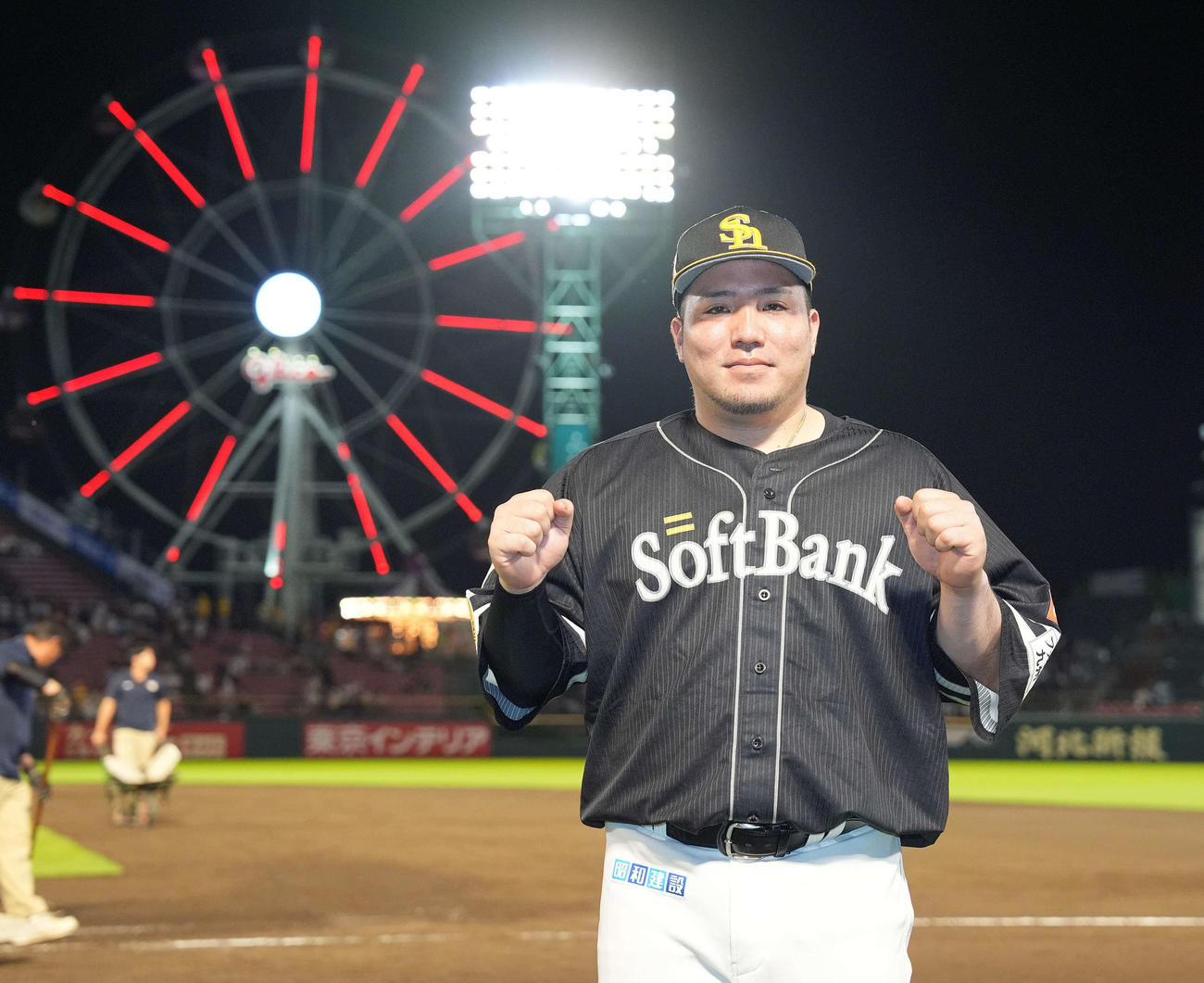 楽天対ソフトバンク　楽天に勝利し、ガッツポーズするソフトバンク山川（撮影・鈴木みどり）