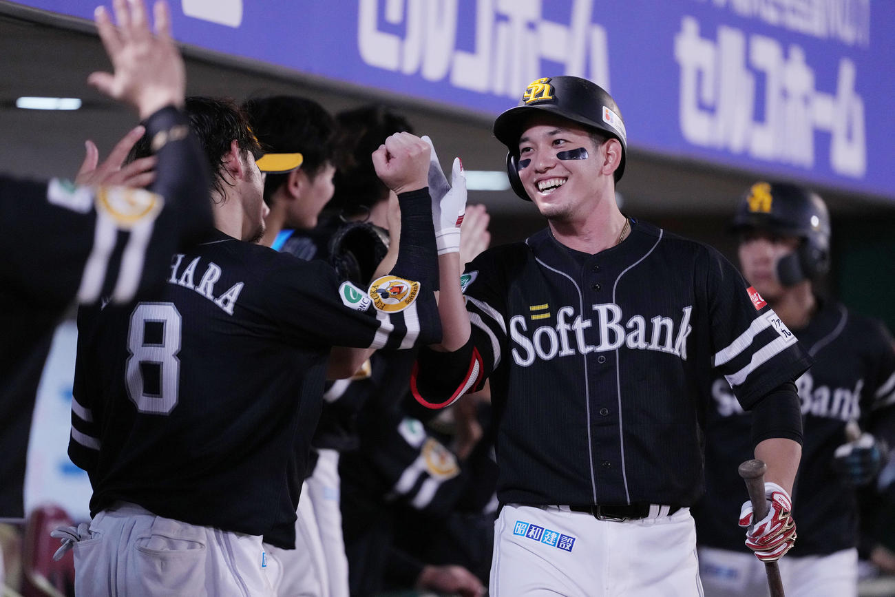楽天対ソフトバンク　7回表ソフトバンク1死二塁、右越え2点本塁打を放った栗原はナインと笑顔でハイタッチ（撮影・鈴木みどり）