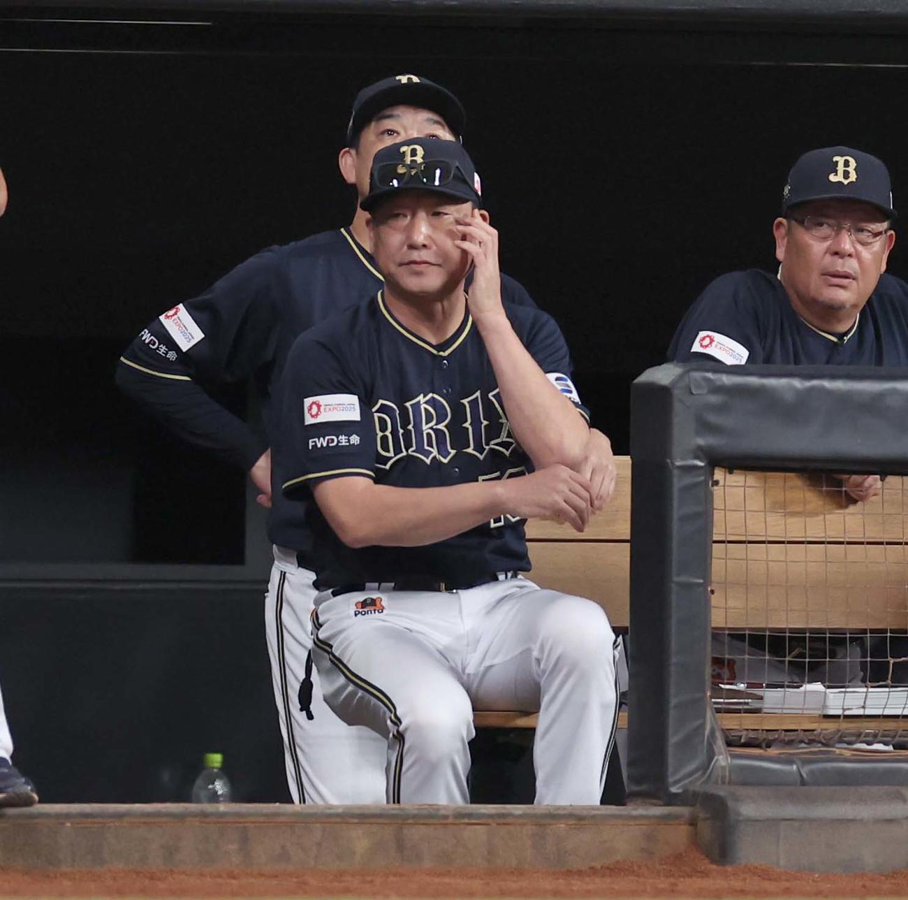 日本ハム対オリックス　試合を見つめる中嶋監督（撮影・黒川智章）