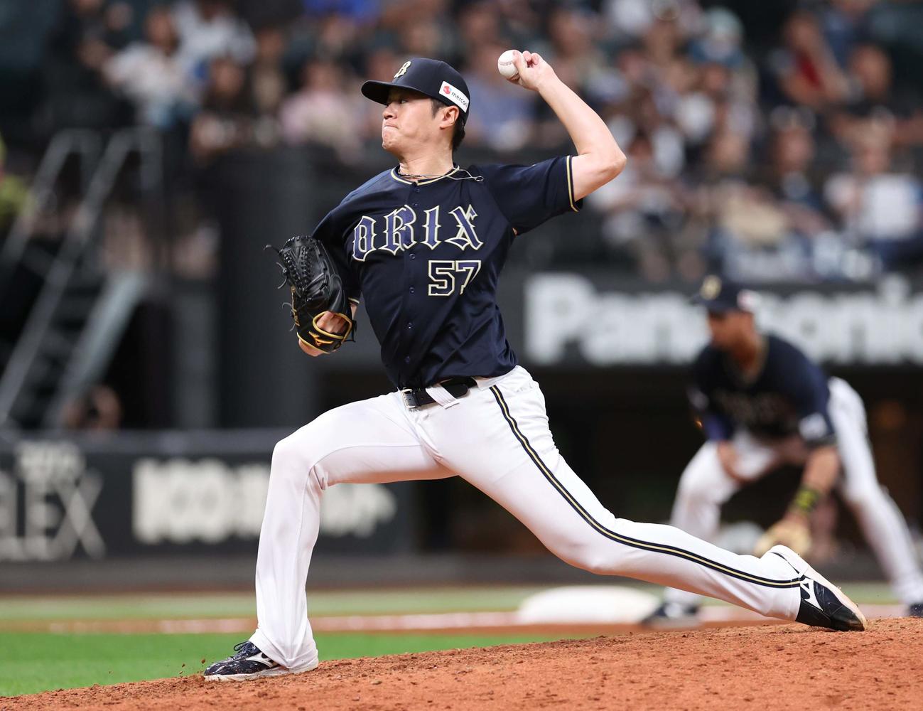 日本ハム対オリックス　11回に登板の山田（撮影・黒川智章）