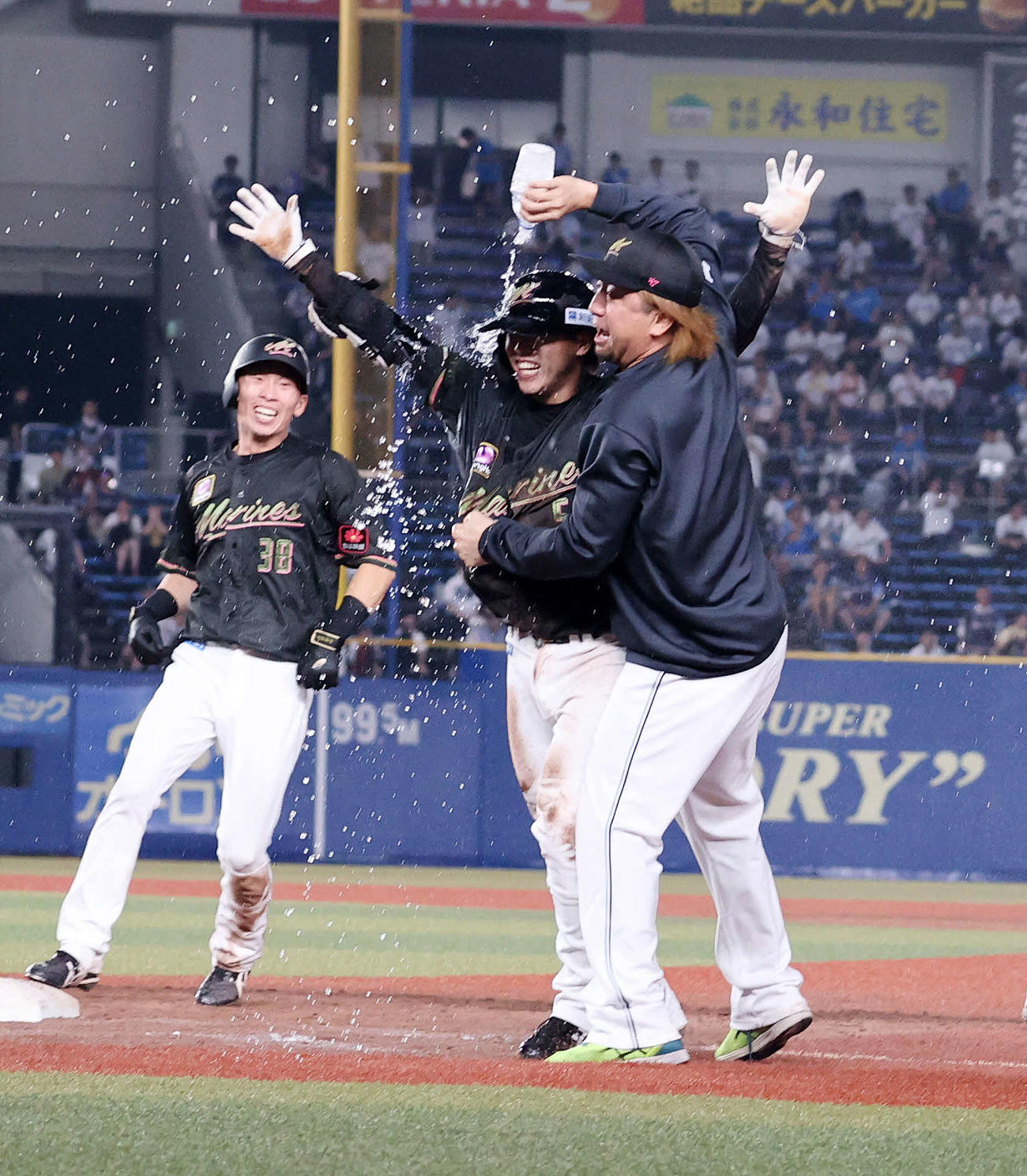 ロッテ対西武　9回裏ロッテ2死満塁、小川（中央）のスクイズでサヨナラで祝福される（撮影・鈴木正人）