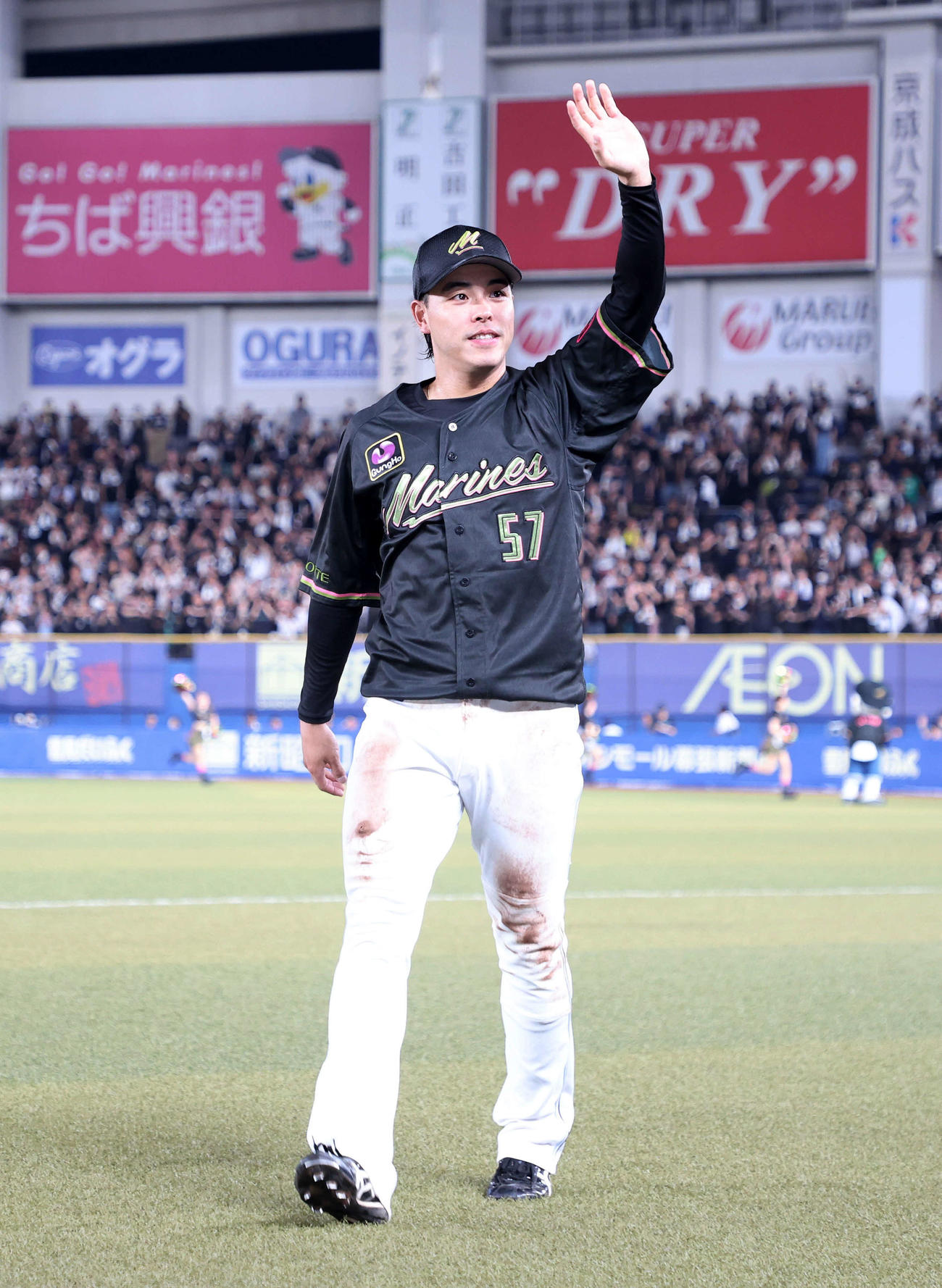 ロッテ対西武　勝利しファンに手を振り引き揚げるロッテ小川（撮影・鈴木正人）