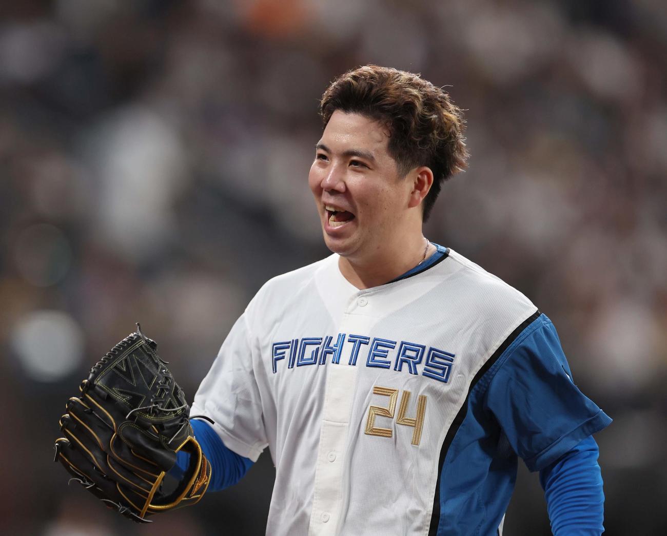 日本ハム対オリックス　5回表、満塁のピンチをしのぎ笑顔でベンチに戻る金村（撮影・黒川智章）