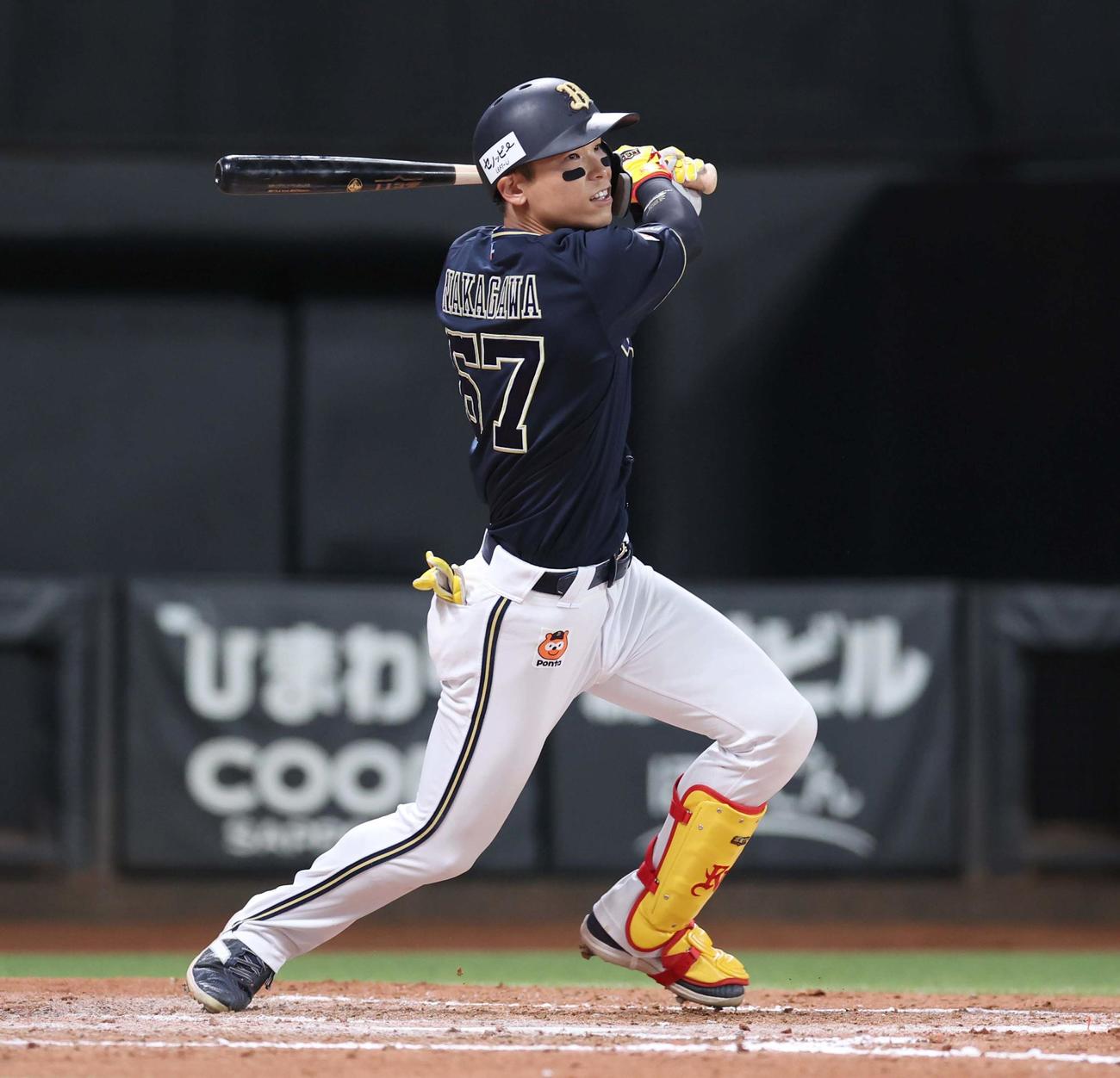 日本ハム対オリックス　8回表オリックス2死三塁、右翼線に適時二塁打を放つ中川（撮影・黒川智章）