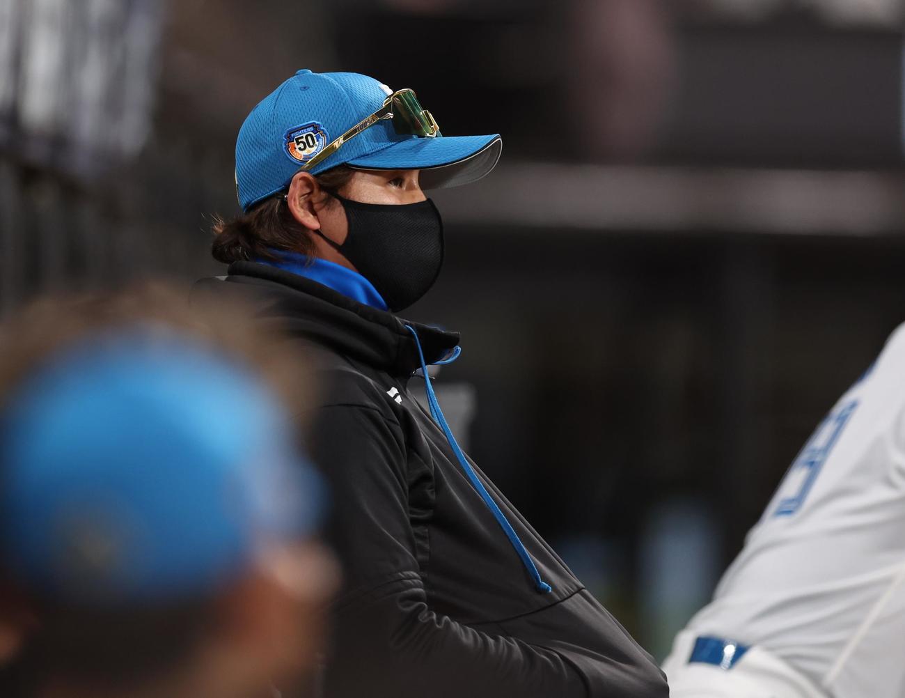 日本ハム対オリックス　試合を見つめる新庄監督（撮影・黒川智章）