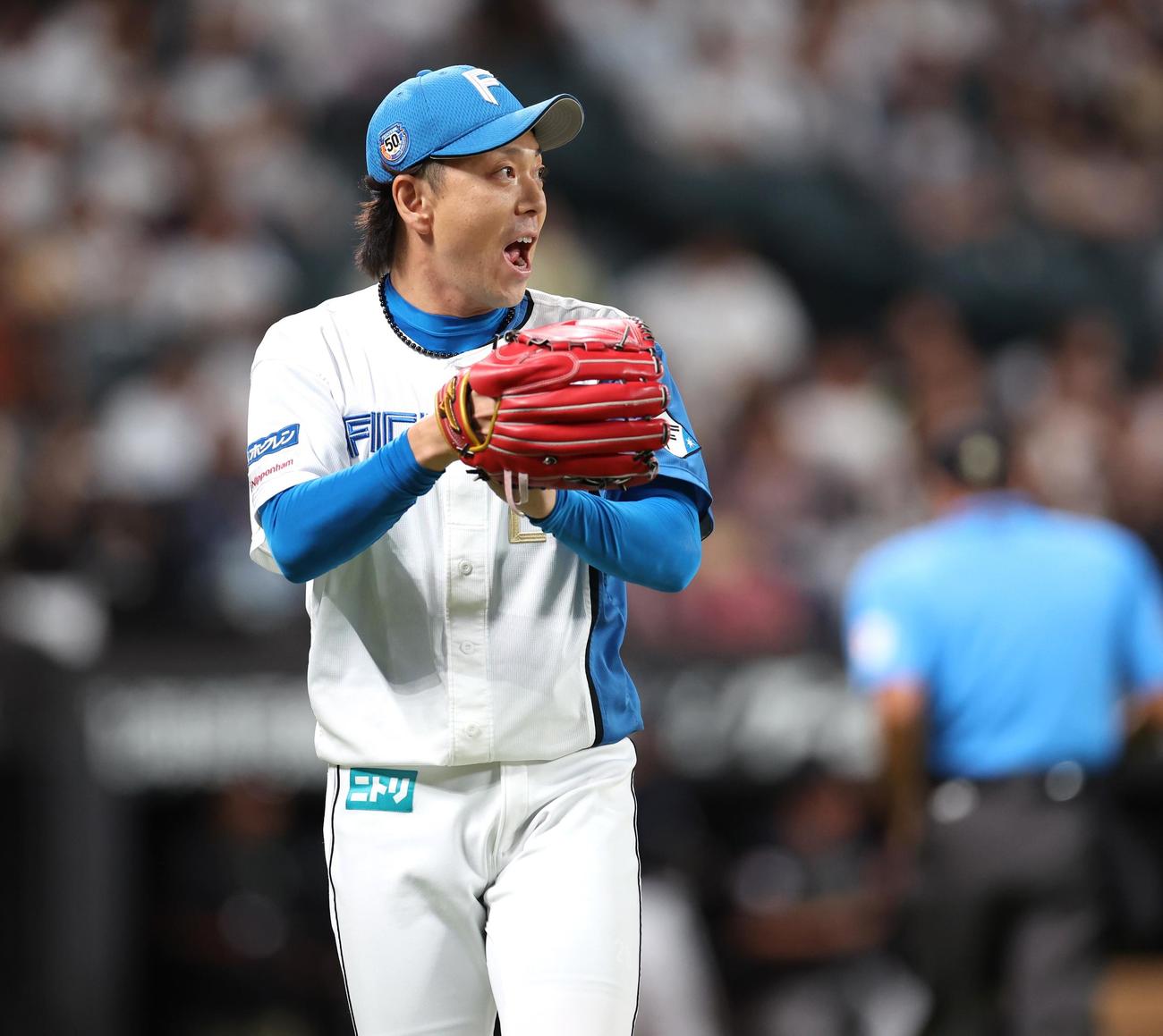 日本ハム対オリックス　10回表、打者を3人で抑え叫ぶ宮西（撮影・黒川智章）