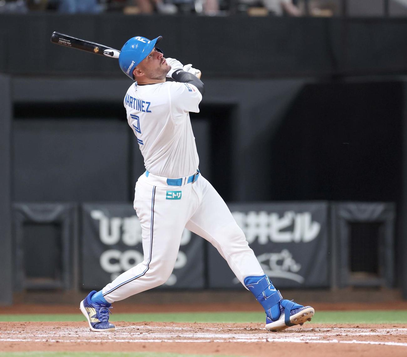 日本ハム対オリックス　7回裏日本ハム1死一塁、右越え2点本塁打を放つマルティネス（撮影・黒川智章）