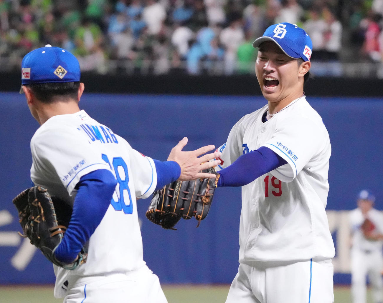 中日対ヤクルト　7回表ヤクルト2死満塁、青木を一ゴロに打ち取り福永とタッチを交わす高橋宏（右）（撮影・森本幸一）