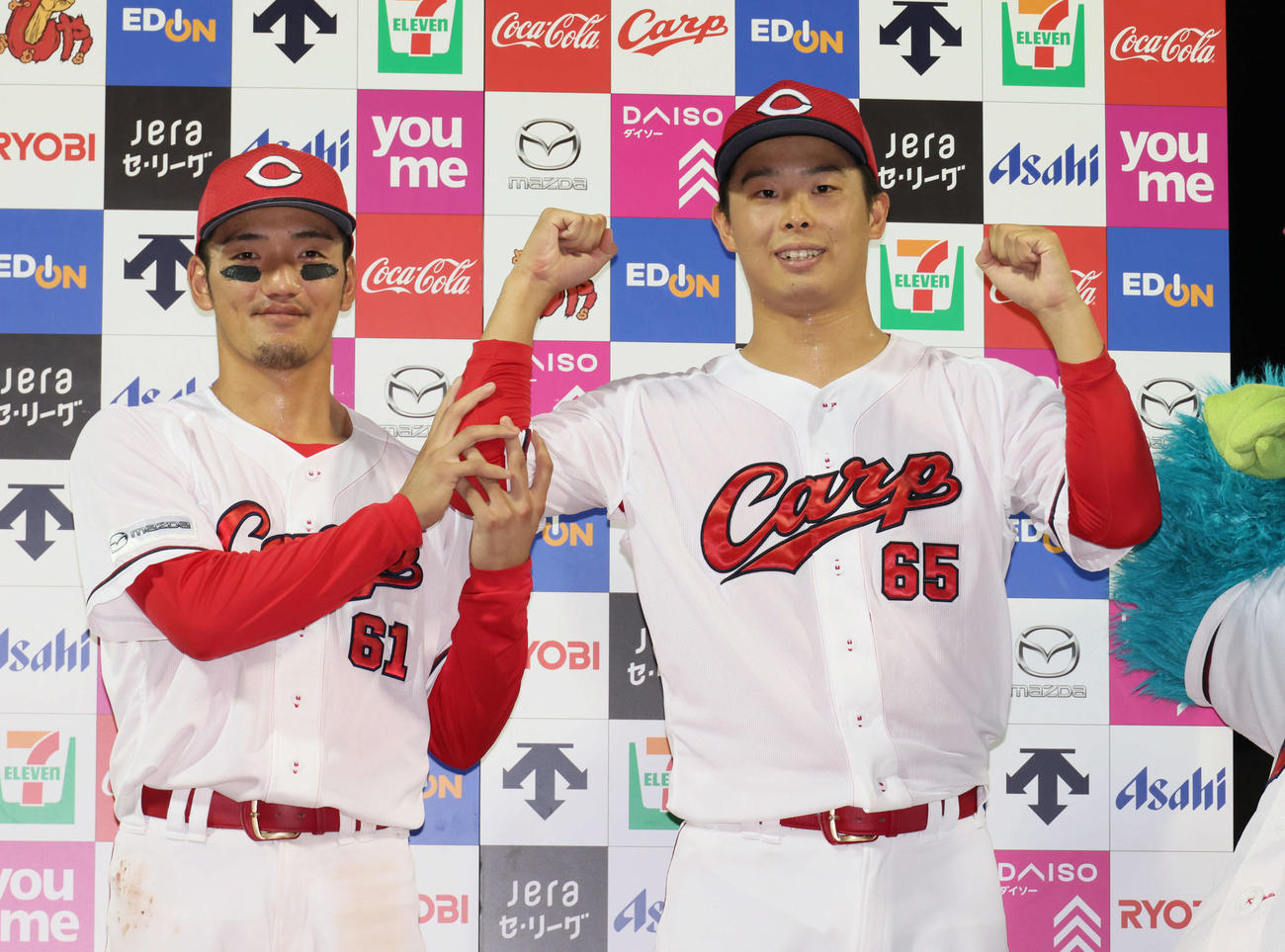 広島対DeNA　お立ち台でポーズを決める矢野（左）と玉村（撮影・加藤孝規）