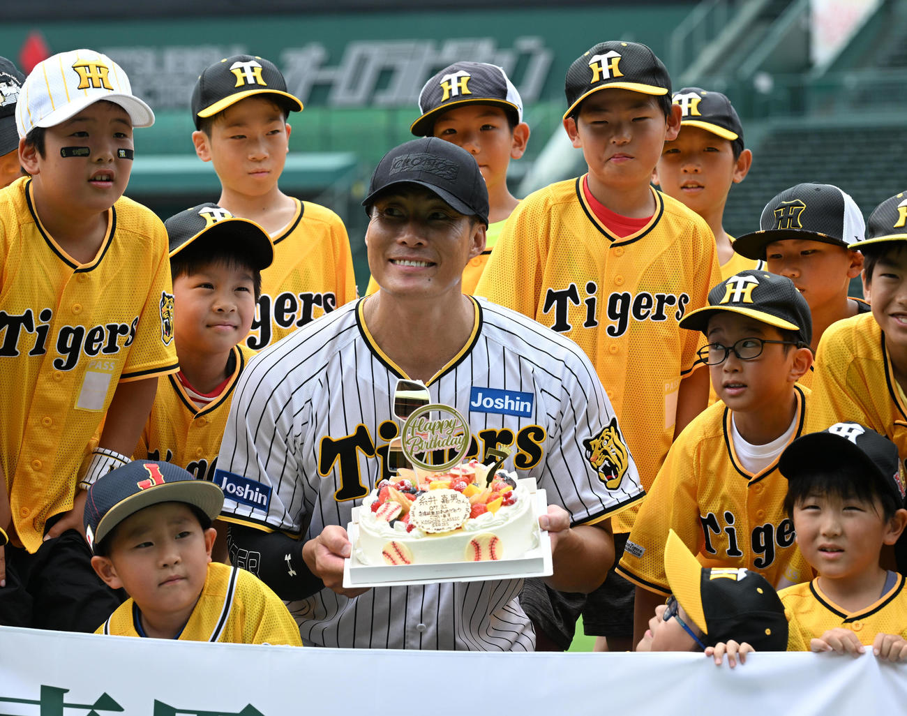誕生日を迎えキッズと記念撮影する糸井嘉男氏（撮影・和賀正仁）