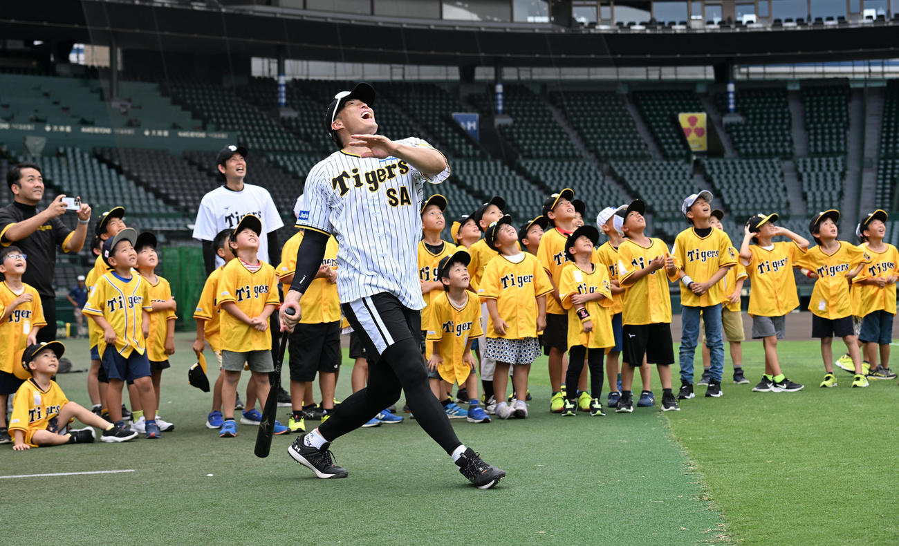 甲子園100周年イベントでキッズに打撃の見本を披露する糸井嘉男氏（撮影・和賀正仁）