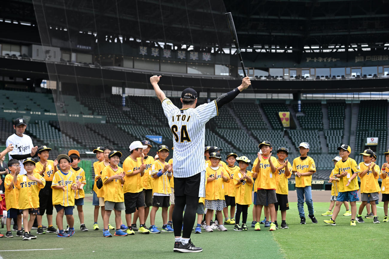 甲子園100周年イベントでキッズに打撃の見本を披露する糸井嘉男氏（撮影・和賀正仁）