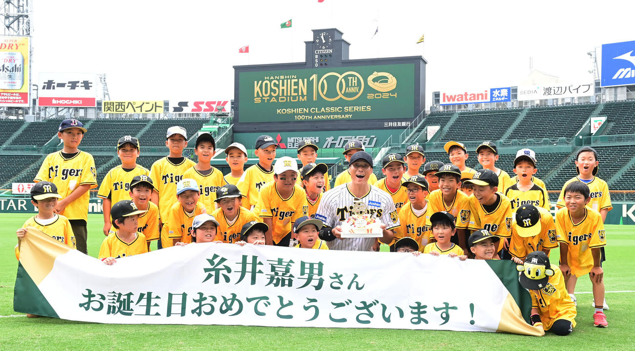 誕生日を迎えキッズと記念撮影する糸井嘉男氏（撮影・和賀正仁）