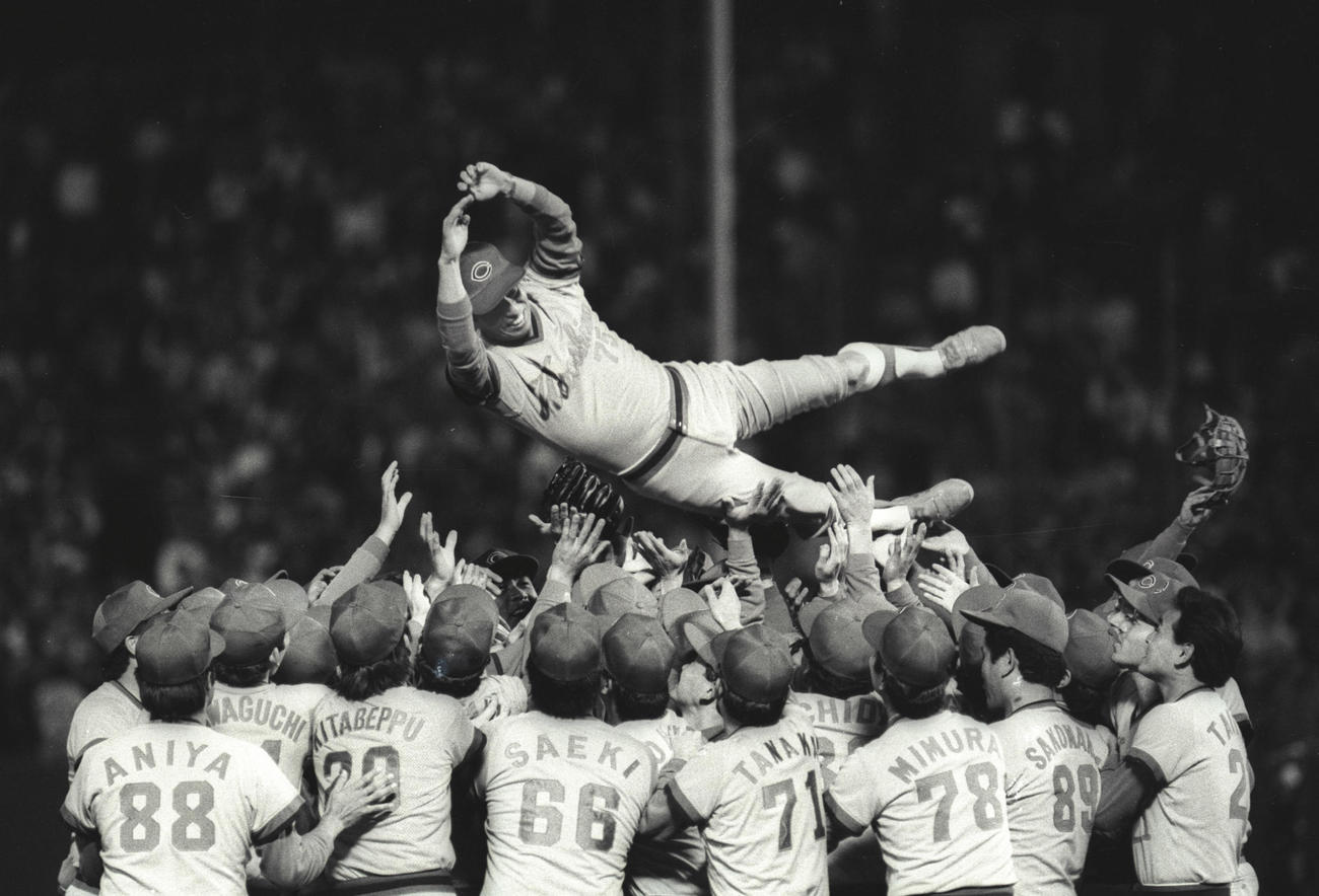 1986年10月12日、リーグ優勝を果たし胴上げされる広島・阿南準郎監督
