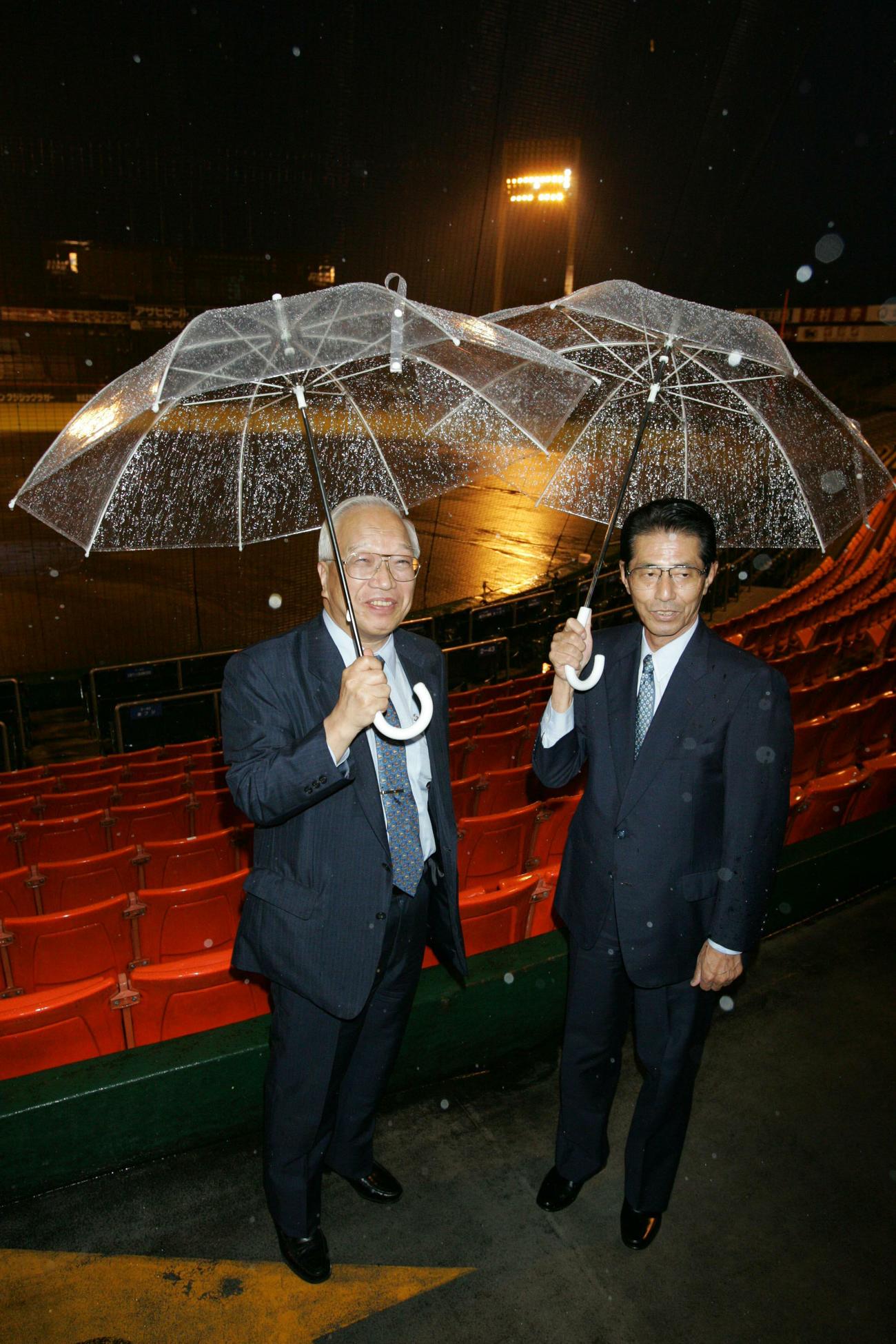 広島市民球場を視察に訪れた根来泰周コミショナー。右は広島・阿南準郎球団代表（2004年9月撮影）