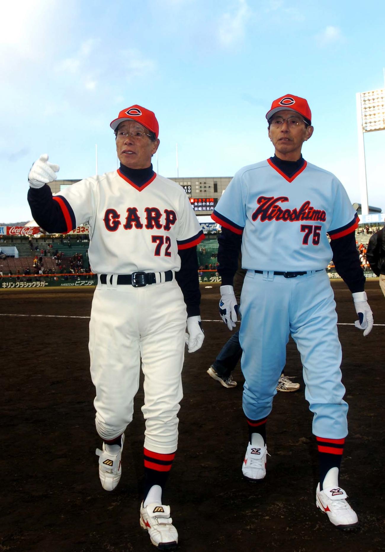 広島市民球場・カープOBオールスターゲーム　試合後に記者会見嬢へ向かう古葉竹識監督（左）と阿南準郎監督＝2008年12月6日、広島市民球場広島市民球場