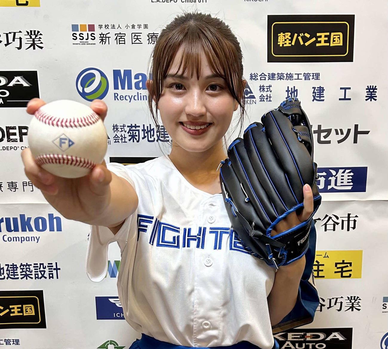 イースタン・リーグ：日本ハム対ロッテ　始球式を行ったグラビアアイドルの花咲楓香（撮影・黒須亮）