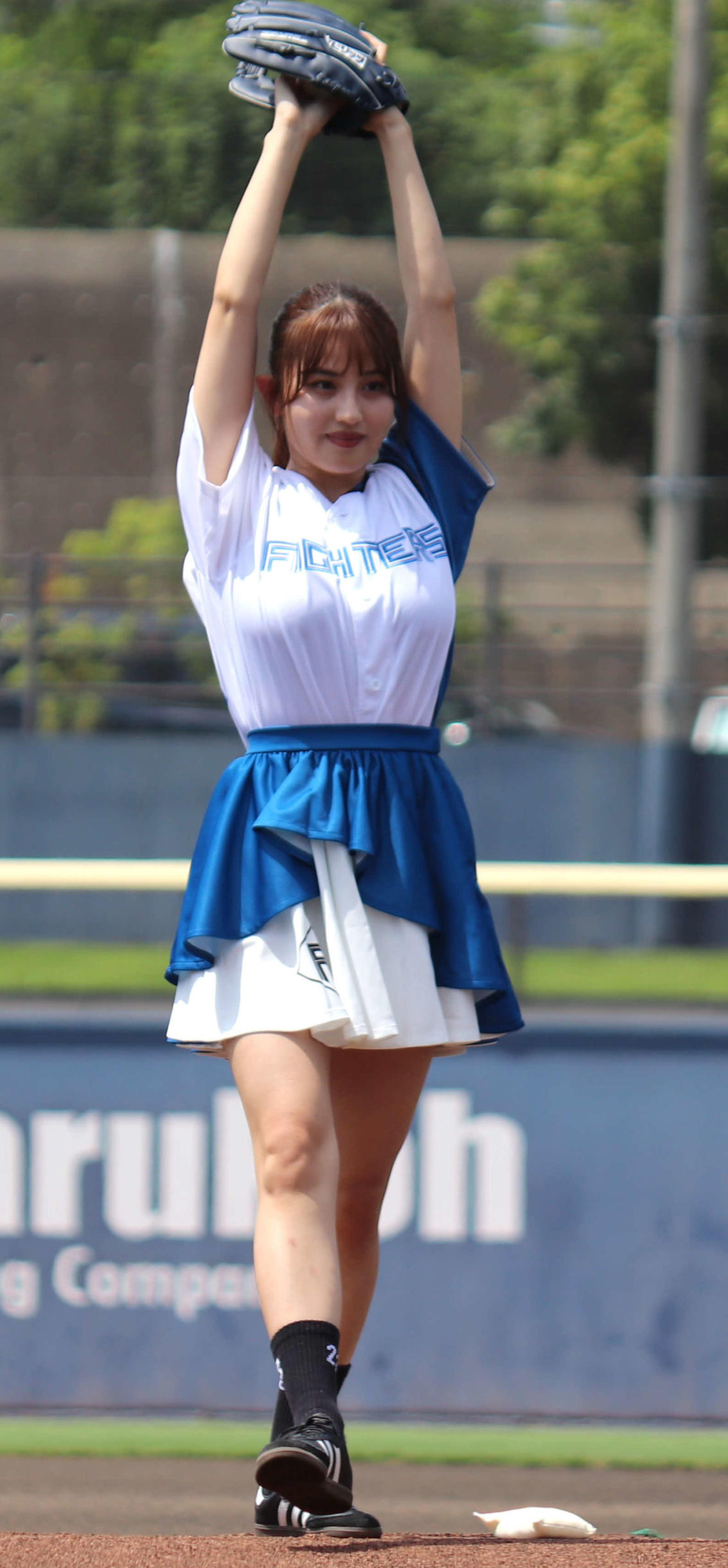 イースタン・リーグ：日本ハム対ロッテ　始球式を行うグラビアアイドルの花咲楓香（撮影・黒須亮）
