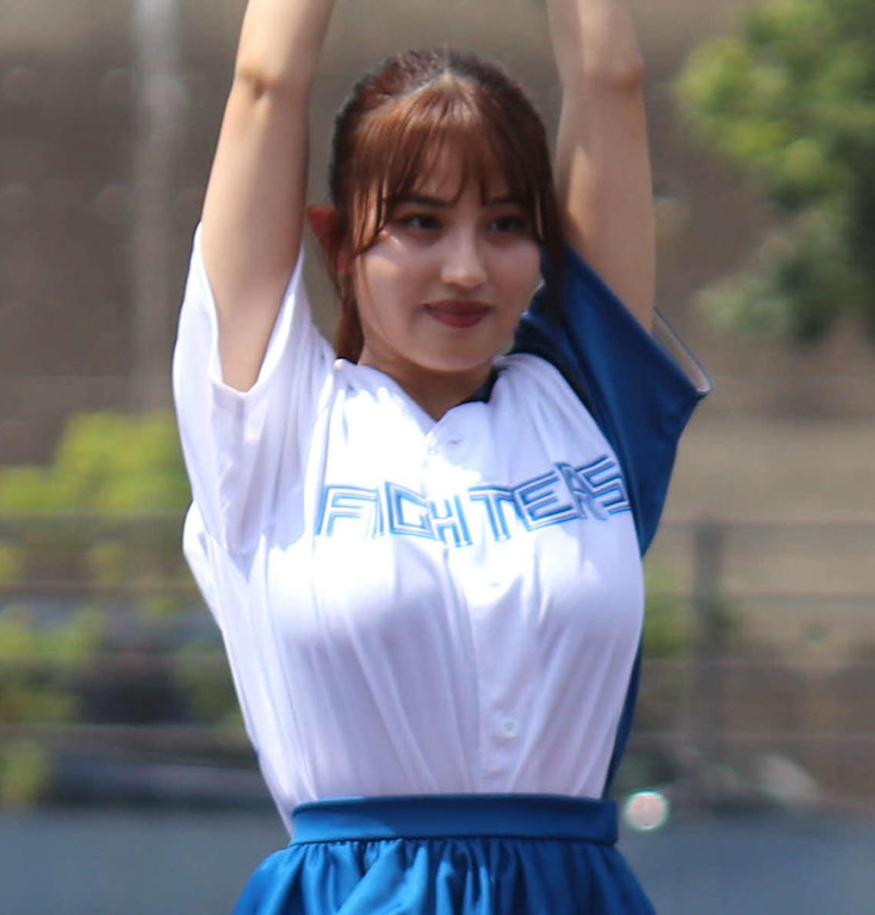 イースタン・リーグ：日本ハム対ロッテ　始球式を行うグラビアアイドルの花咲楓香（撮影・黒須亮）