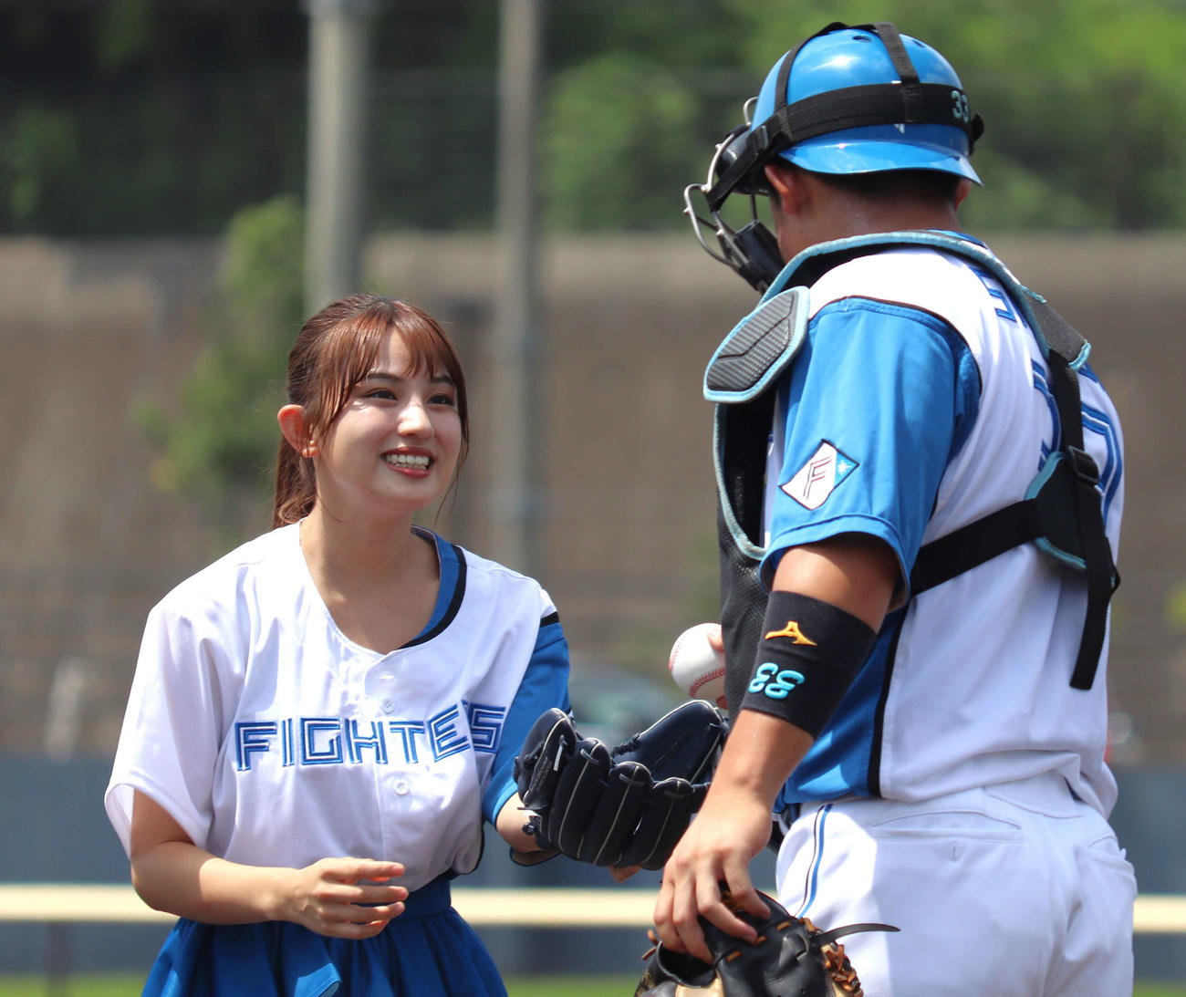 イースタン・リーグ：日本ハム対ロッテ　始球式を行ったグラビアアイドルの花咲楓香（右）は進藤からボールを受け取る（撮影・黒須亮）