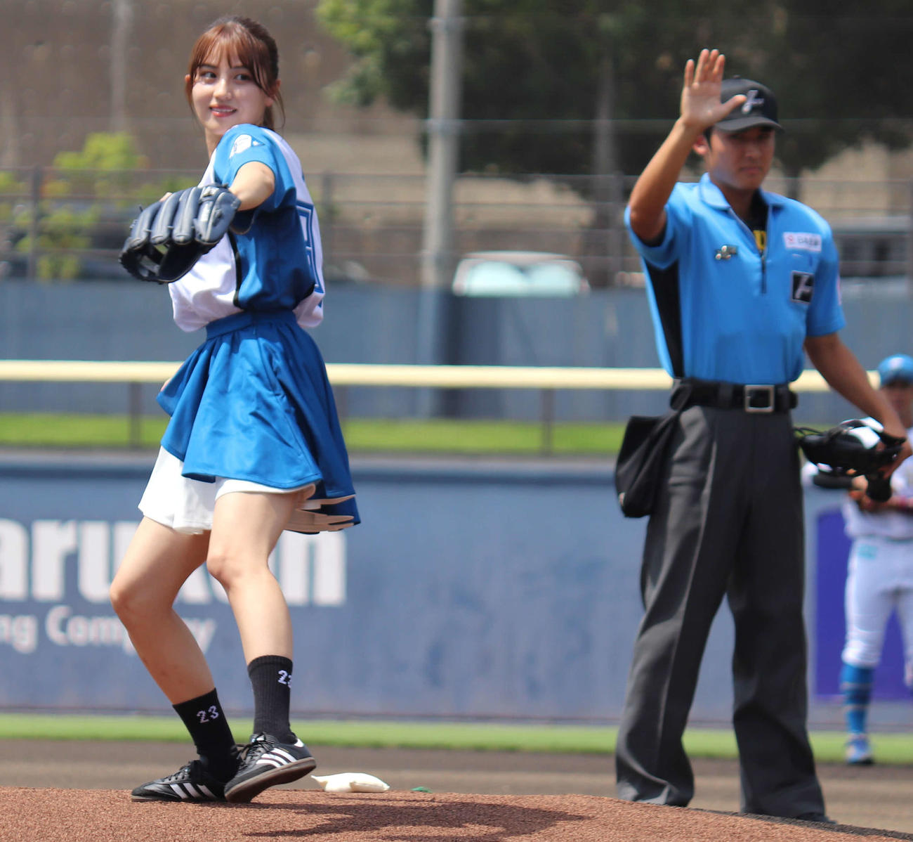 イースタン・リーグ：日本ハム対ロッテ　始球式を行ったグラビアアイドルの花咲楓香（左）（撮影・黒須亮）