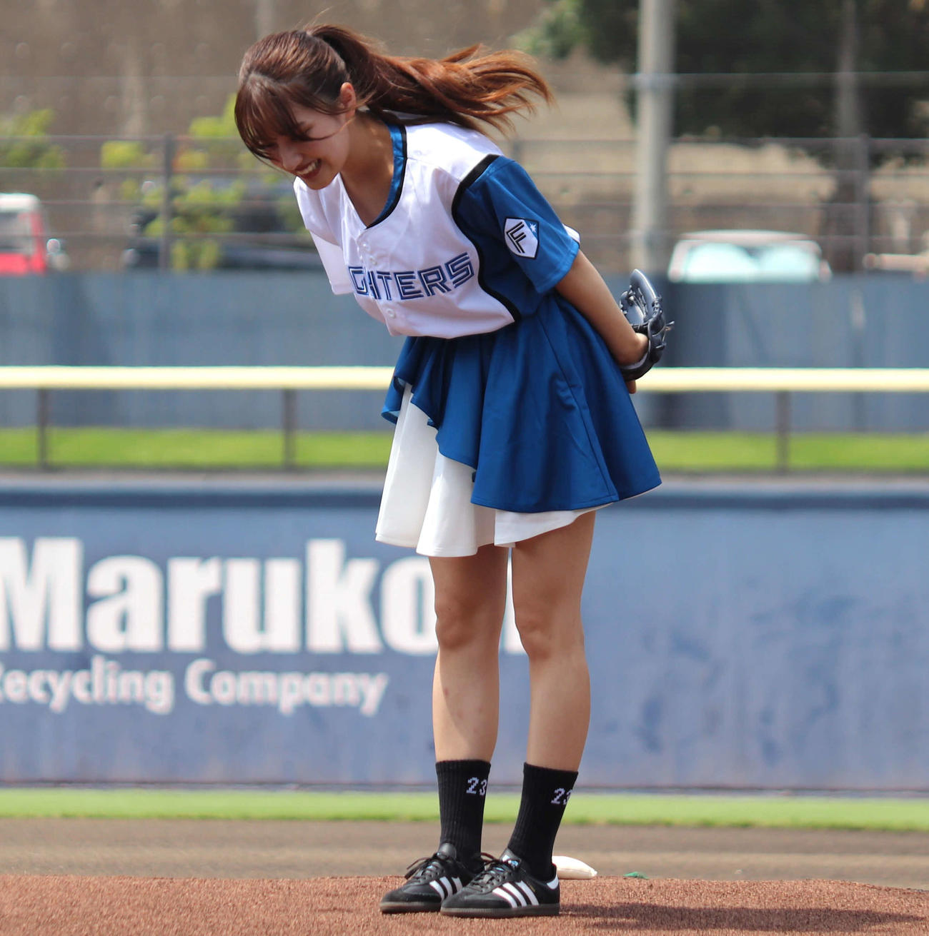 イースタン・リーグ：日本ハム対ロッテ　始球式を行ったグラビアアイドルの花咲楓香がスタンドへお辞儀をする（撮影・黒須亮）