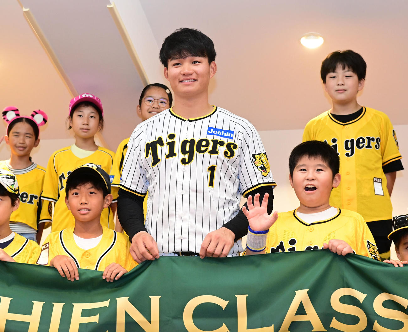 選手弁当の昼食後、キッズと記念撮影する阪神森下（撮影・和賀正仁）