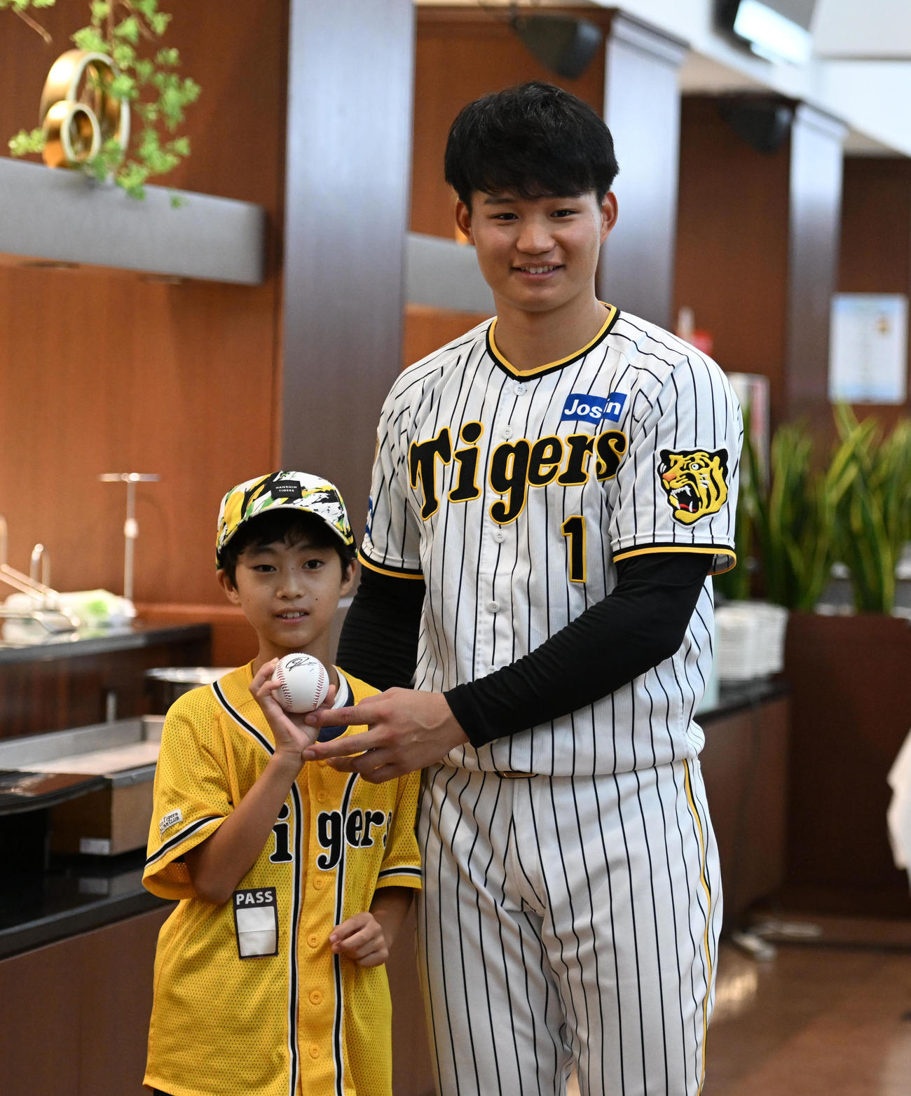 選手弁当の昼食後、サインボールを手渡した阪神森下（撮影・和賀正仁）