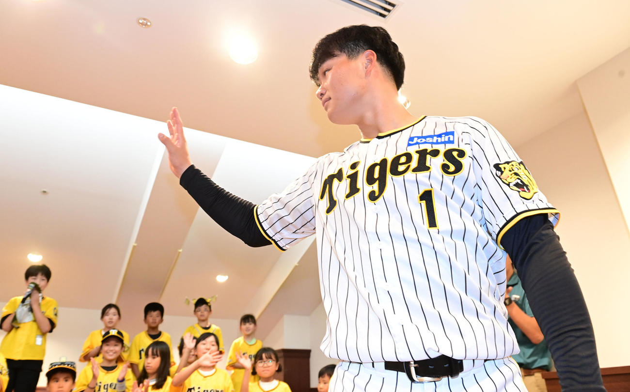 記念撮影後、キッズに手を振る阪神森下（撮影・和賀正仁）