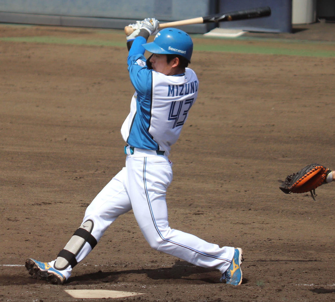 イースタン・リーグ：日本ハム対ロッテ　4回裏日本ハム2死、右前に安打を放つ水野（撮影・黒須亮）