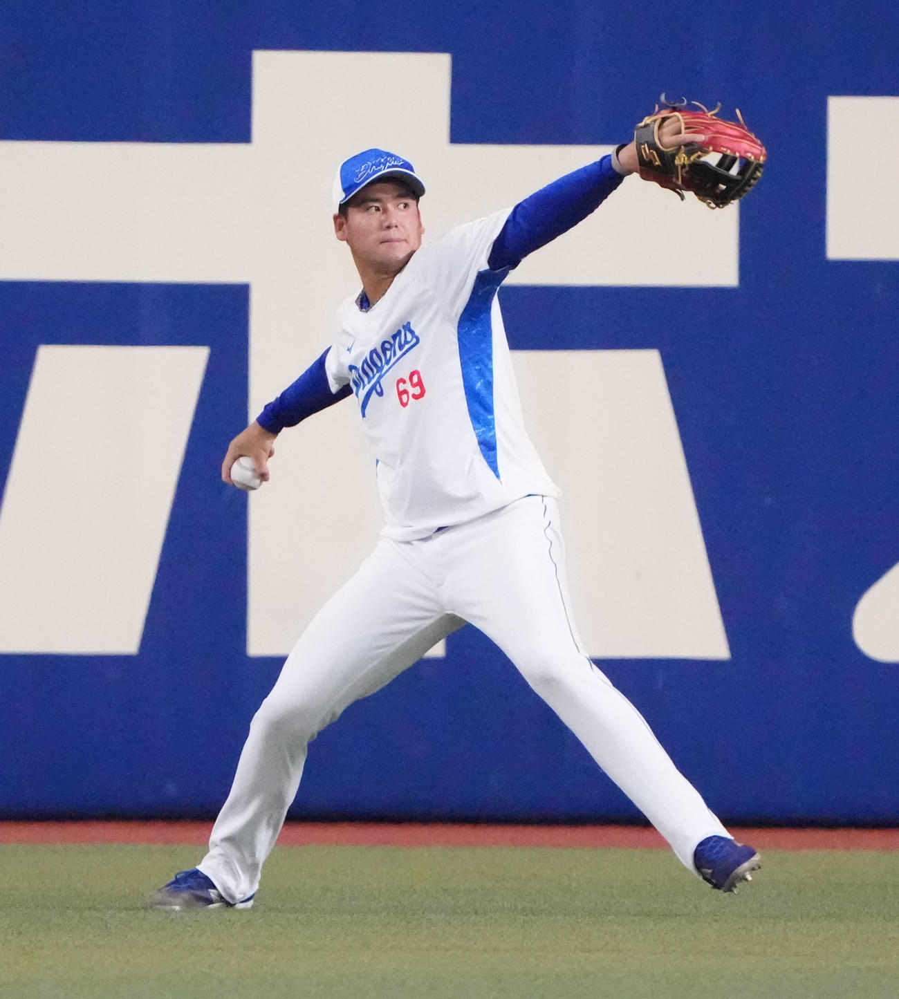 中日対ヤクルト　一軍に合流しキャッチボールをする松木平（撮影・森本幸一）