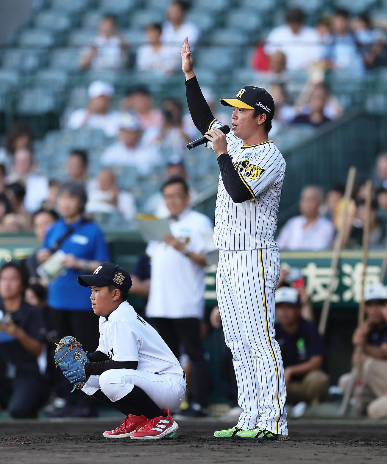 試合前「少年少女100球ファーストピッチ」のプレーボールのコールをする阪神村上（撮影・足立雅史）