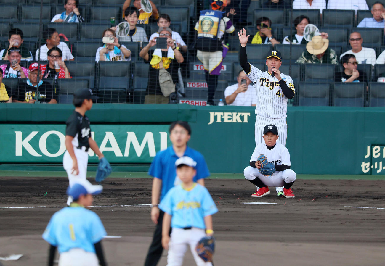阪神対巨人　ファーストピッチ開始のかけ声をかける村上（撮影・加藤哉）