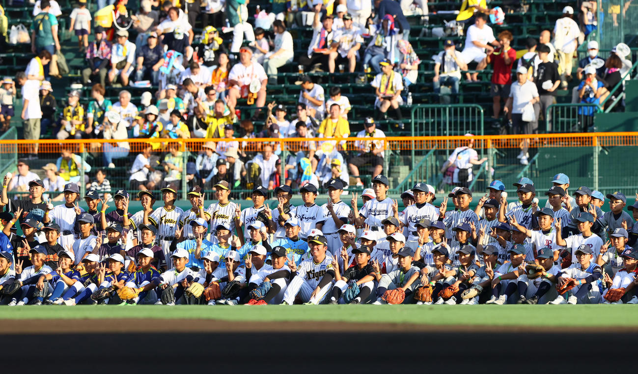 阪神対巨人　ファーストピッチを終え阪神村上と記念撮影する少年少女たち（撮影・上山淳一）