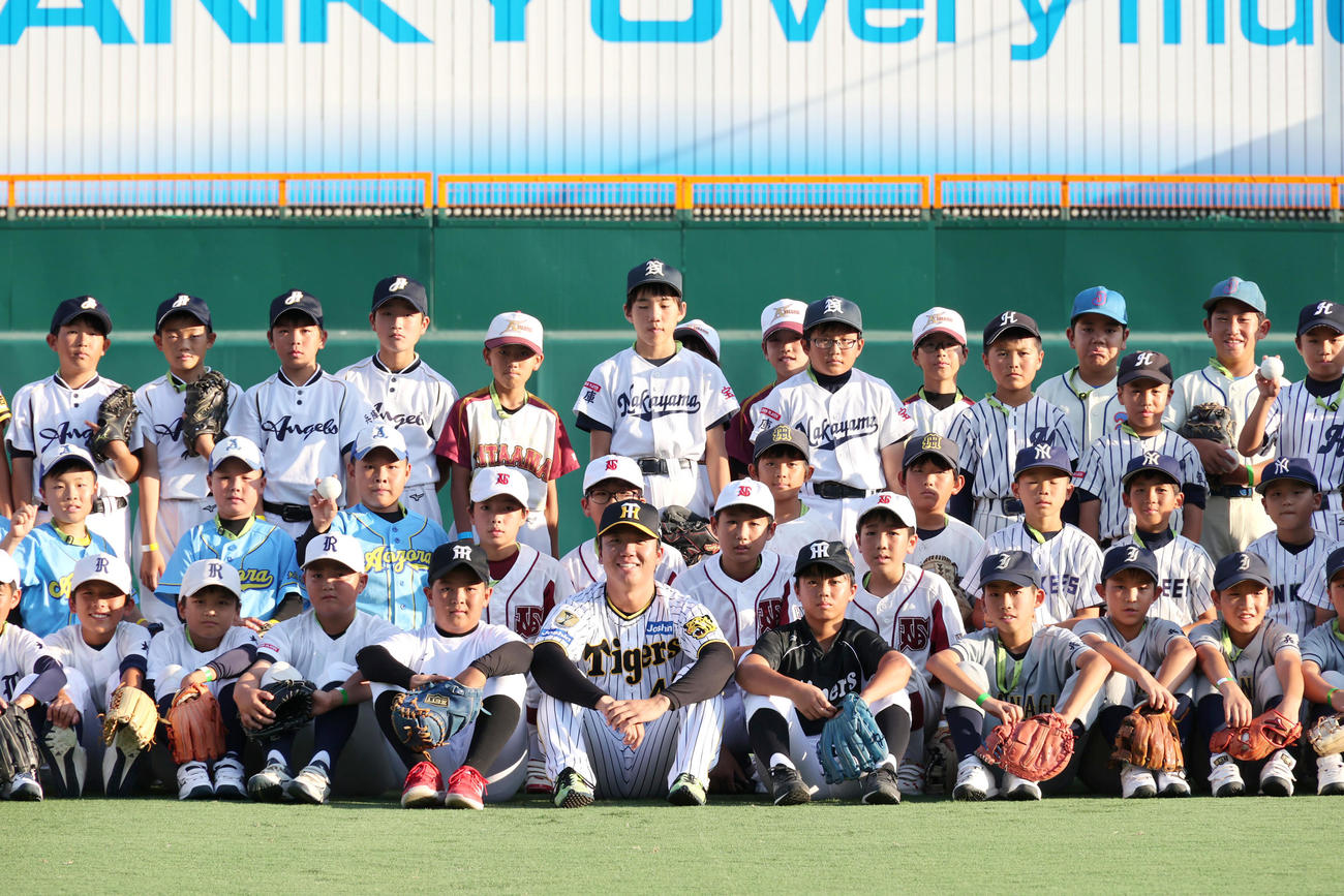 阪神対巨人　ファーストピッチを終え記念撮影する少年少女たち