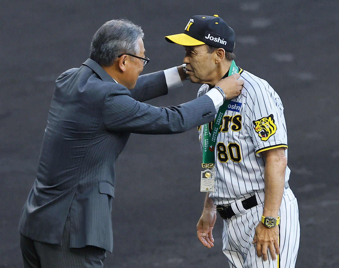 阪神対巨人　監督通算700勝を達成し、記念のメダルを贈られる阪神岡田監督（撮影・藤尾明華）