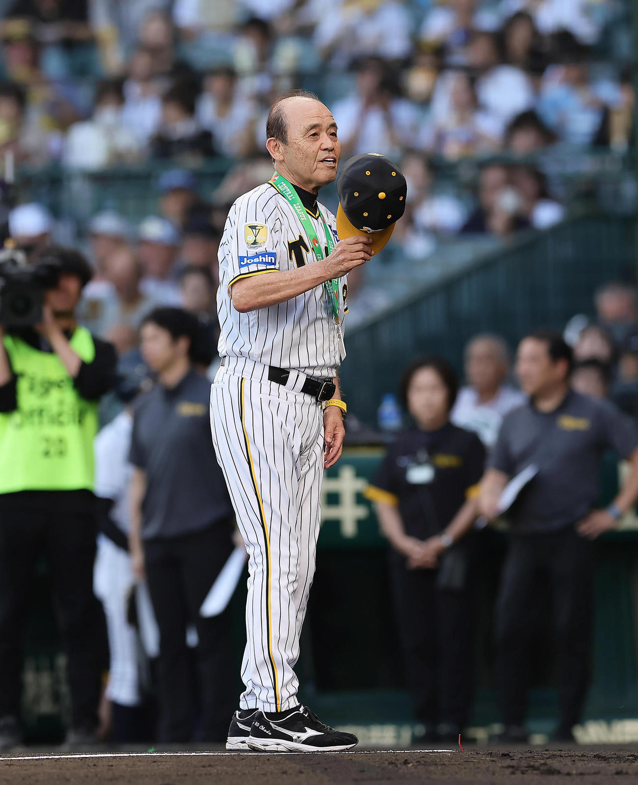 試合前、監督通算700勝の表彰を受ける阪神岡田彰布監督（撮影・足立雅史）