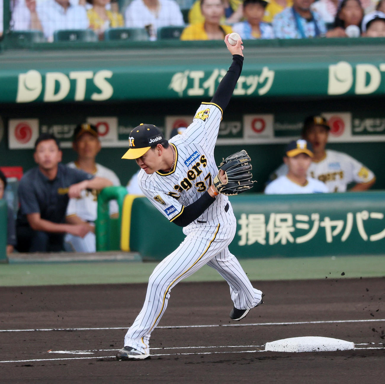 阪神対巨人　1回表巨人無死、及川は丸の一ゴロでベースカバーに入った際、大山からのボールを受け一瞬バランスを崩しかける（撮影・加藤哉）